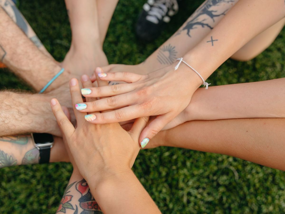 Save the girl, save the town! Community as a character in&nbsp;fiction